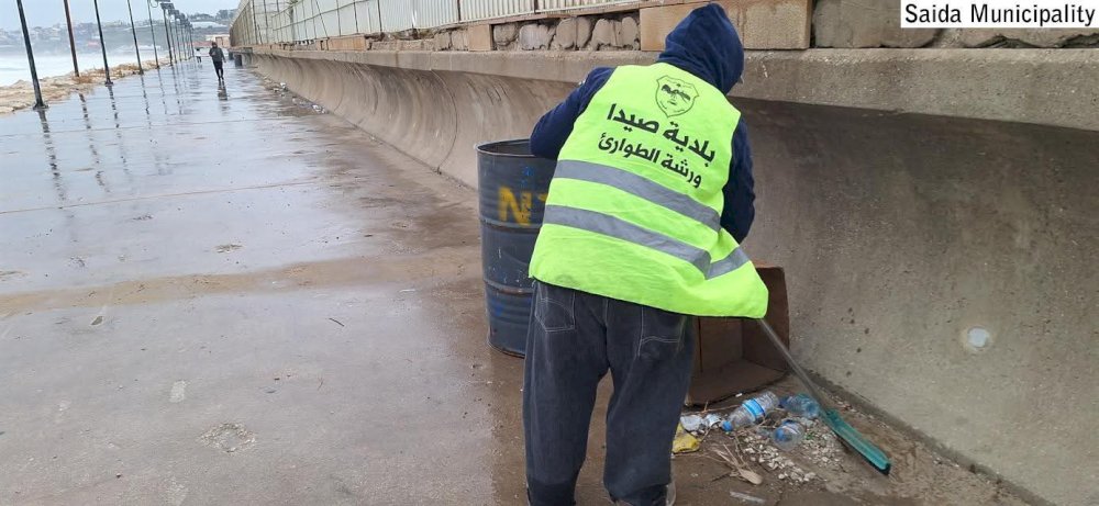 بلدية صيدا  أزالت أضرار العاصفة في مدينة الرئيس الشهيد رفيق الحريري الرياضية ورفعت مقاعد المتنزهيين كإجراء إحترازي.