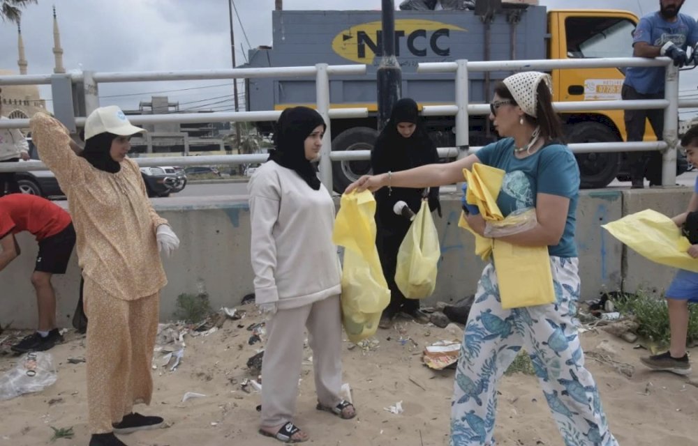 بلدية صيدا تنظم حملة توعية بيئية وتنظيف لشاطئ المدينة